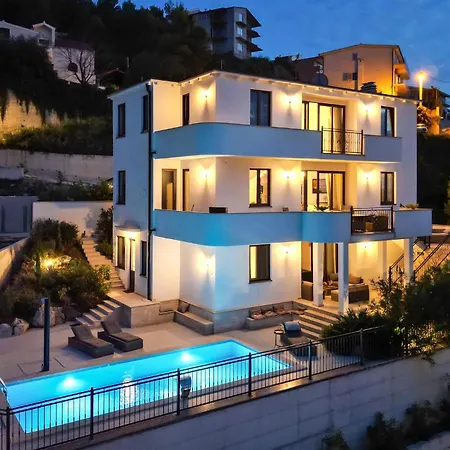 Apartment 4 Bedroom In *