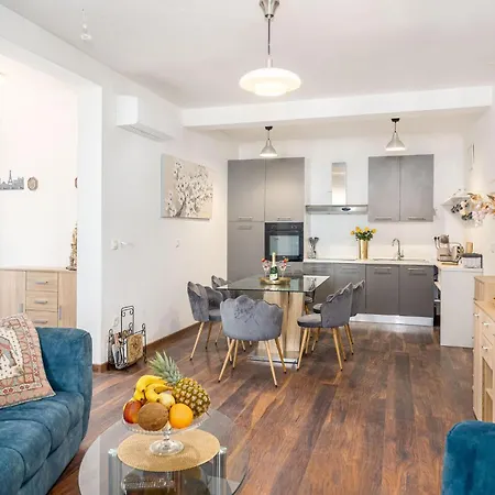 Apartment 4 Bedroom In
