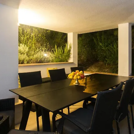 4 Bedroom In Apartment Podstrana